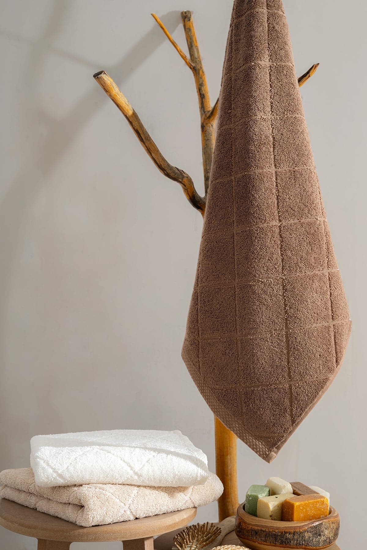 Karo 50×90 cm %100 Pamuk Havlu Seti – 3’lü, Yüksek Emici, Ultra Yumuşak, Askılı — Kahverengi, Bej, Krem